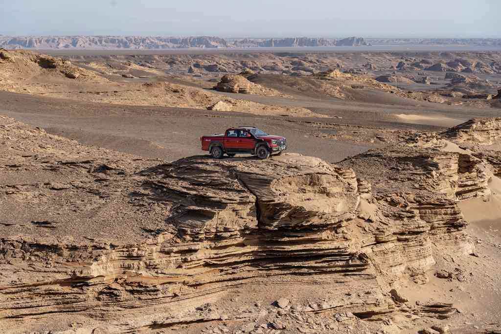 Braving the Unmanned Zone! China National Heavy Duty Truck's Bolden Pickup Crosses the Great Desert