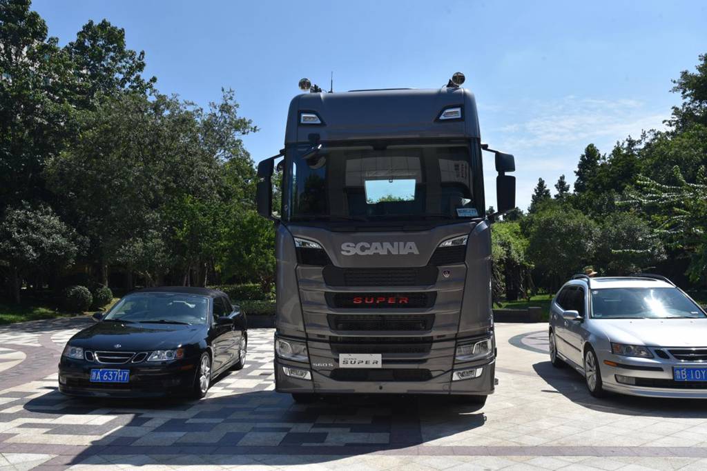 Don't be fooled, this is the authentic Scania: Real shots of the Scania 560S tractor truck sold in China
