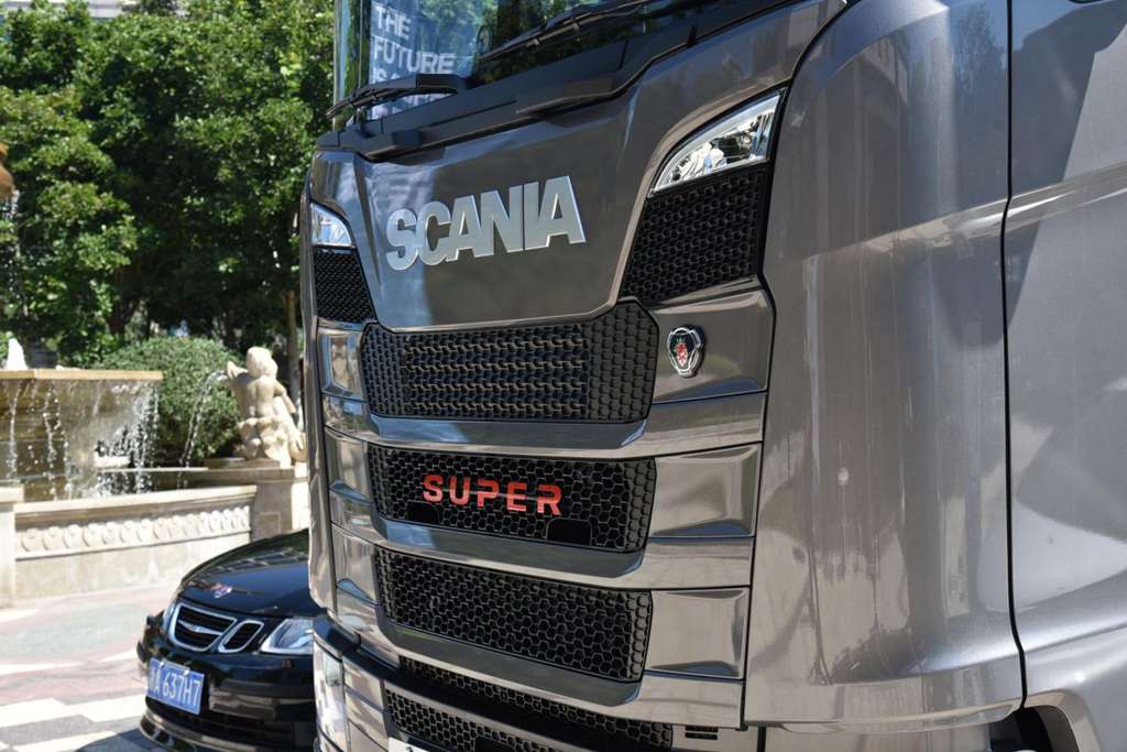 Don't be fooled, this is the authentic Scania: Real shots of the Scania 560S tractor truck sold in China