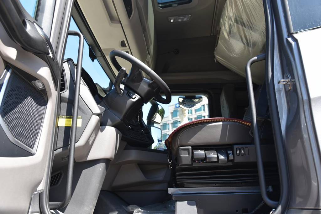 Don't be fooled, this is the authentic Scania: Real shots of the Scania 560S tractor truck sold in China