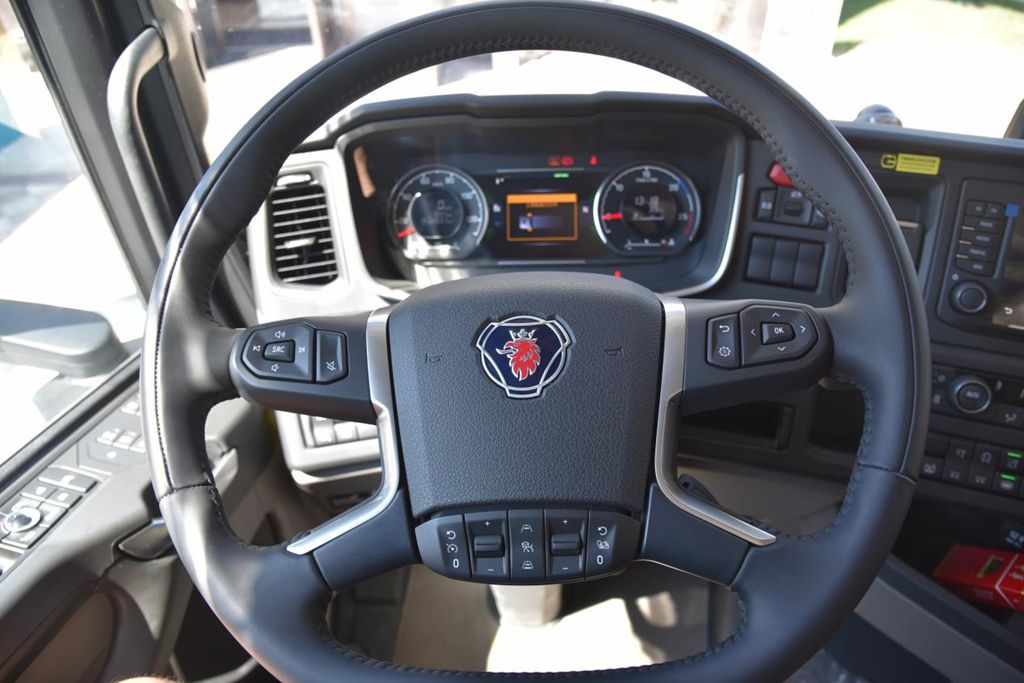 Don't be fooled, this is the authentic Scania: Real shots of the Scania 560S tractor truck sold in China