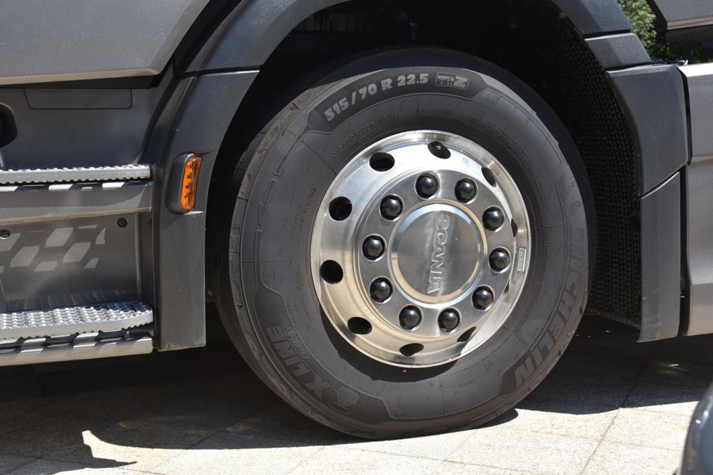 Don't be fooled, this is the authentic Scania: Real shots of the Scania 560S tractor truck sold in China