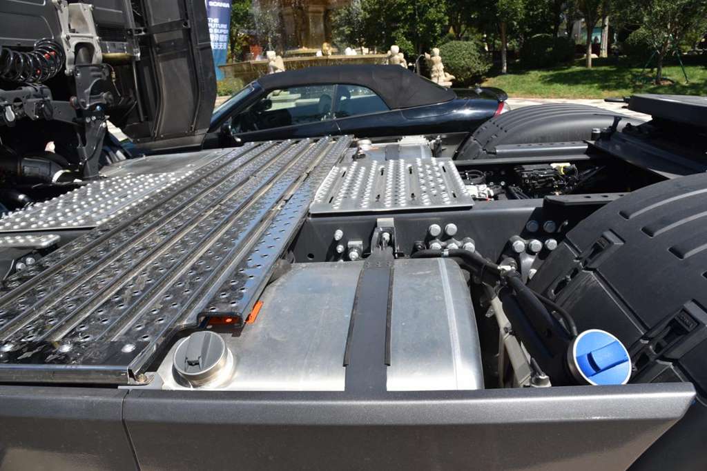 Don't be fooled, this is the authentic Scania: Real shots of the Scania 560S tractor truck sold in China