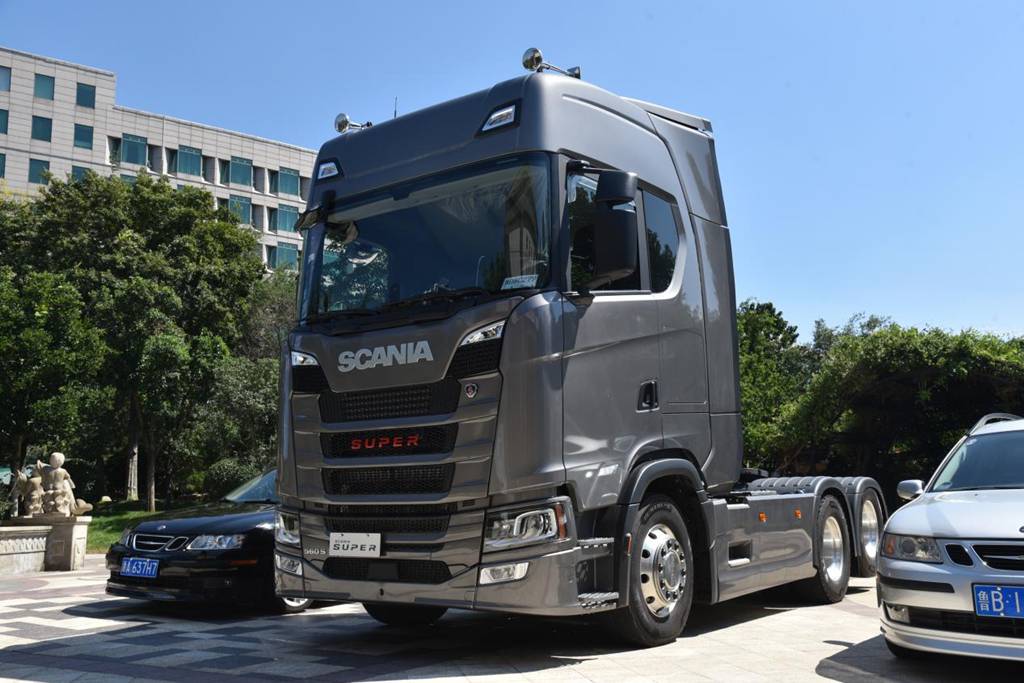 Don't be fooled, this is the authentic Scania: Real shots of the Scania 560S tractor truck sold in China