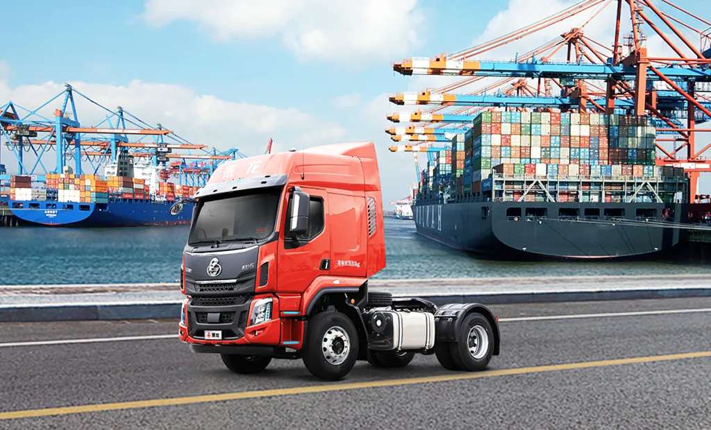 Powerful, Lightweight, and Fuel-Efficient: The Dongfeng Liuzhou Chenglong H5 Becomes the New Favorite for Port Transportation