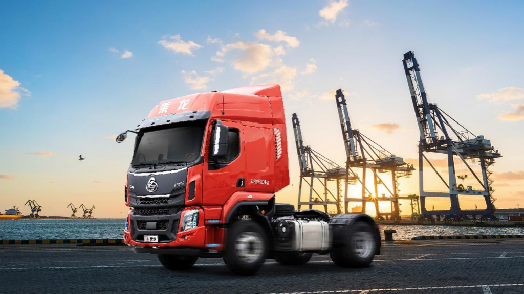 Specifically Designed for Port Transportation, the Chenglong H5 Port Tractor Performs Excellently