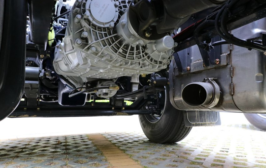 Specifically Designed for Port Transportation, the Chenglong H5 Port Tractor Performs Excellently