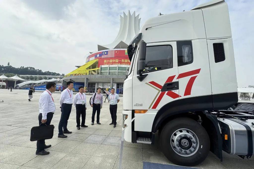 Dongfeng Xinjiang's New X7 Tractor Debuts at the ASEAN Expo!