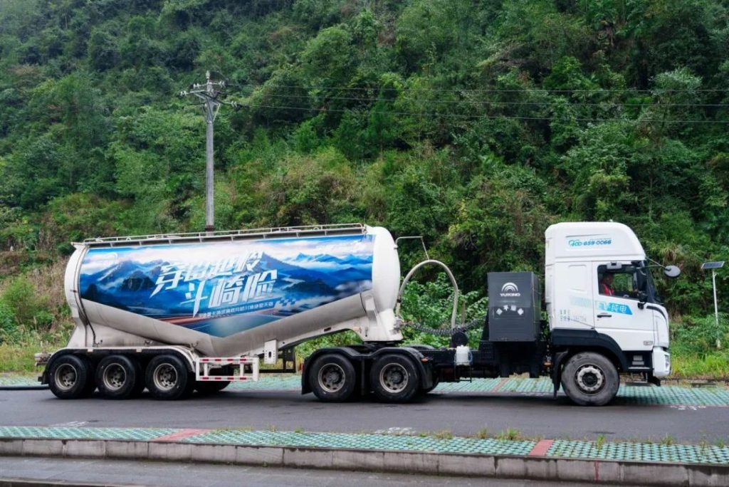 Crossing the Chasm, Smooth Journey: Yutong Heavy Truck Conquers the "Devil's Mountain Road" to Showcase Superior Performance!