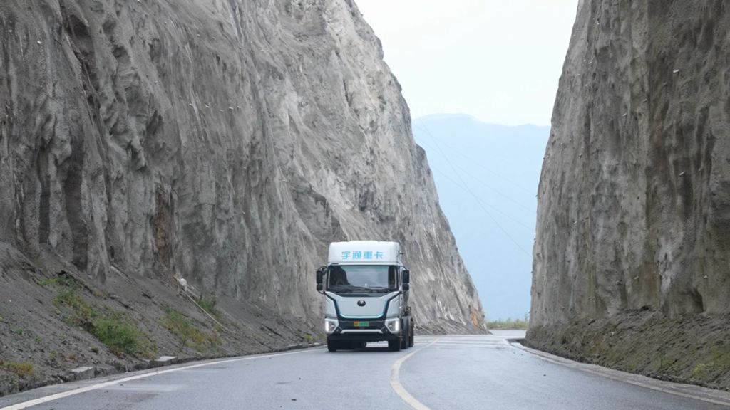 Crossing the Chasm, Smooth Journey: Yutong Heavy Truck Conquers the "Devil's Mountain Road" to Showcase Superior Performance!