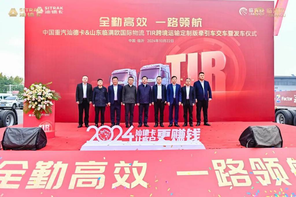 A New Frontier in Cross-Border Transport | SINOTRUK SITRAK TIR Cross-Border Custom Edition Tractor Successfully Delivered to Linmanou International Logistics