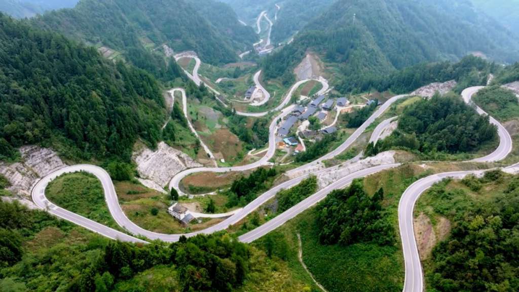 Crossing the Chasm, Smooth Journey: Yutong Heavy Truck Conquers the "Devil's Mountain Road" to Showcase Superior Performance!