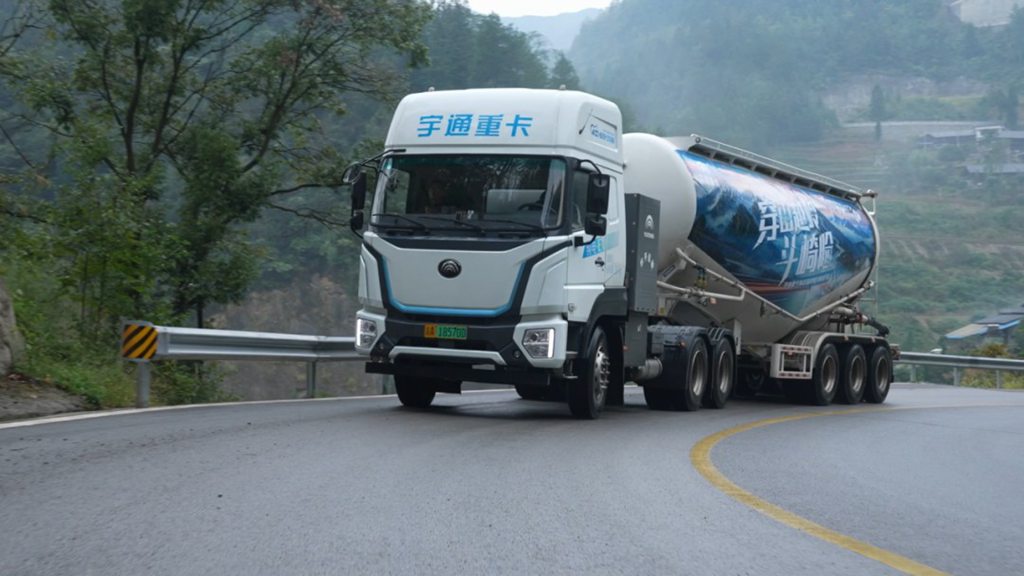 Crossing the Chasm, Smooth Journey: Yutong Heavy Truck Conquers the "Devil's Mountain Road" to Showcase Superior Performance!