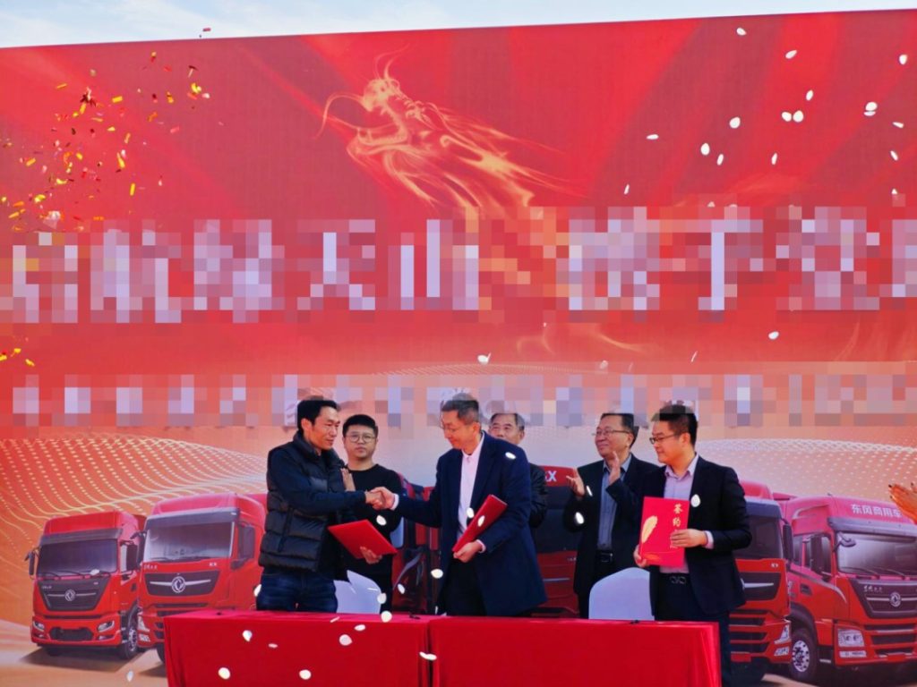 80 Dongfeng Tianlong Electric Traction Trucks Pave the Way for Green Transformation in Xinjiang