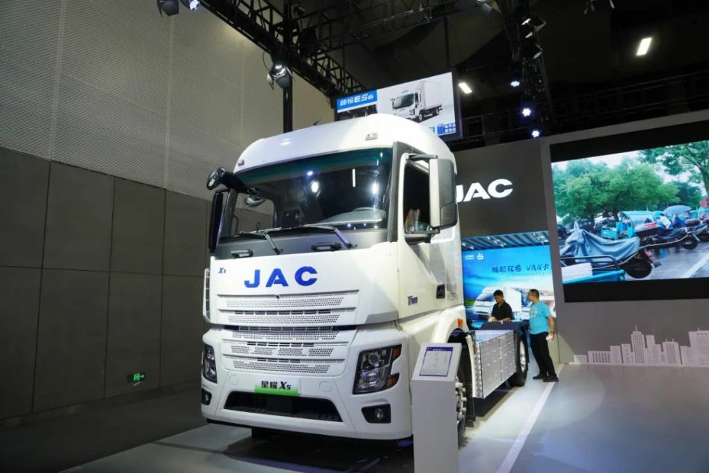 The Year-End Flagship of New Energy Heavy-Duty Trucks! JAC Star X5 Shines at the Guangzhou International Auto Show