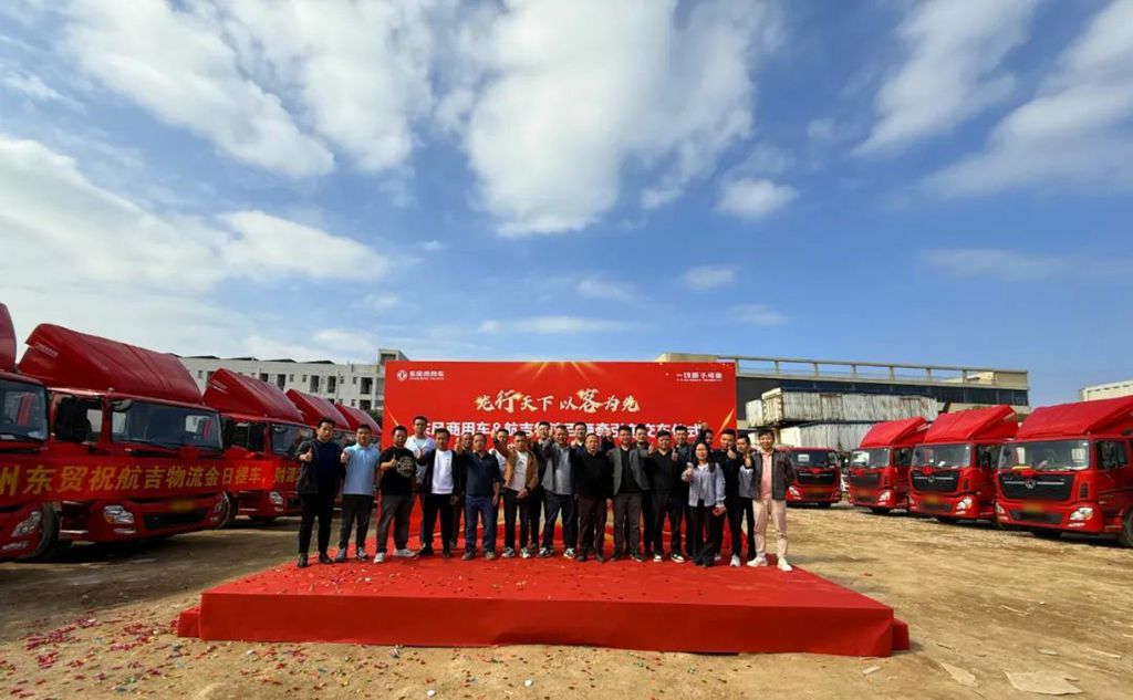 50 Dongfeng Tianlong Longqing Fuel-powered Tractor Trucks Delivered in Bulk, Shining in Chengdu