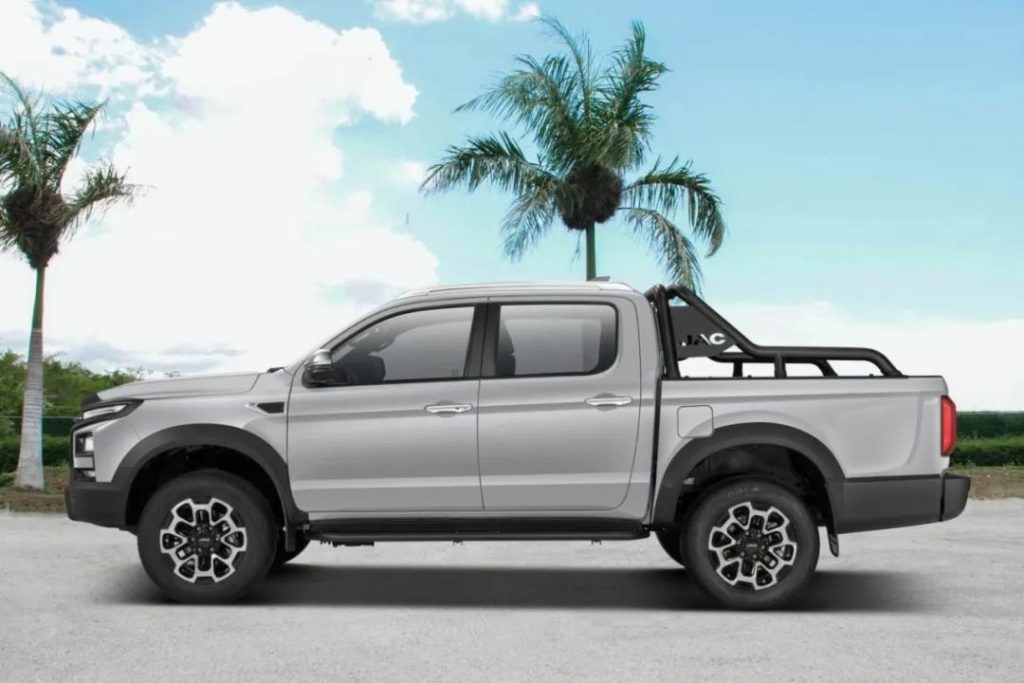 Who Says Pickup Trucks Lack Comfort? The All-New Hantu Passenger Edition Proves Its Strength!