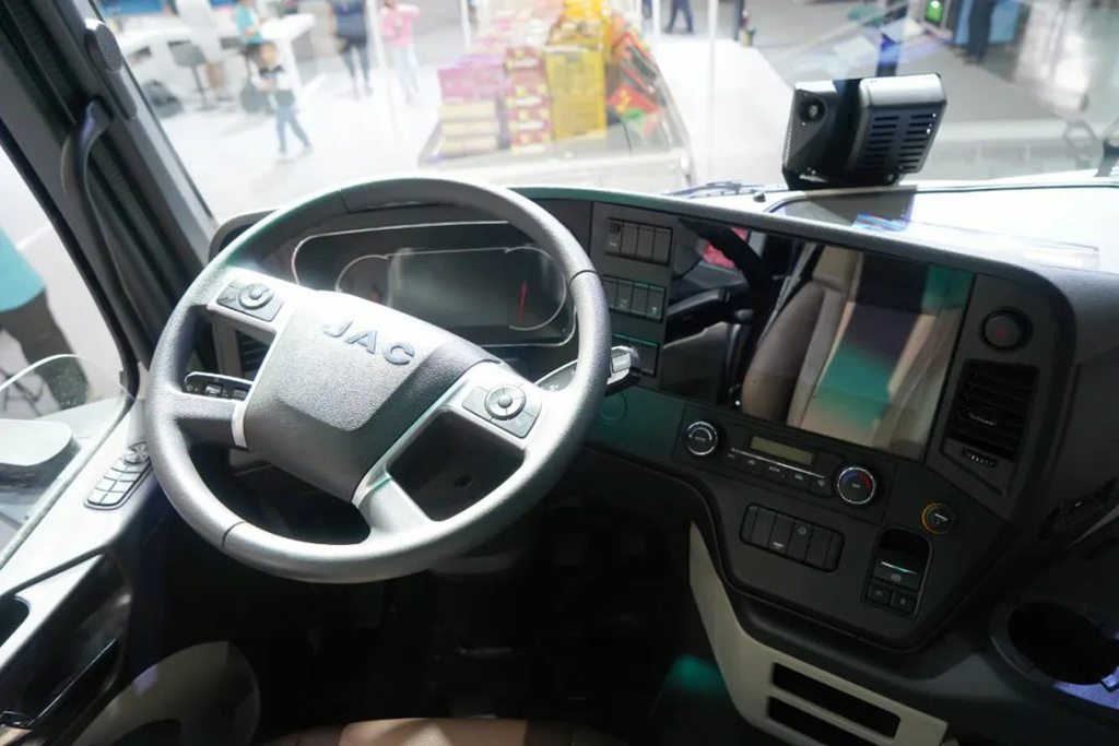 The Year-End Flagship of New Energy Heavy-Duty Trucks! JAC Star X5 Shines at the Guangzhou International Auto Show