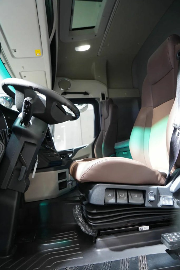 The Year-End Flagship of New Energy Heavy-Duty Trucks! JAC Star X5 Shines at the Guangzhou International Auto Show