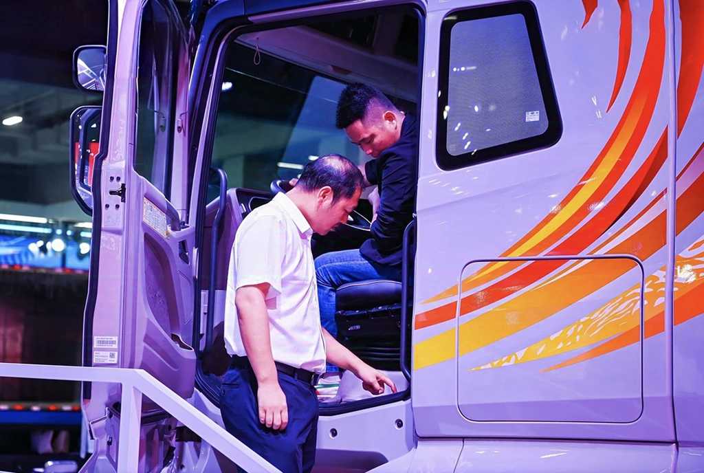FAW Jiefang J7 Chuangling Edition Tractor Truck Grand Launch!