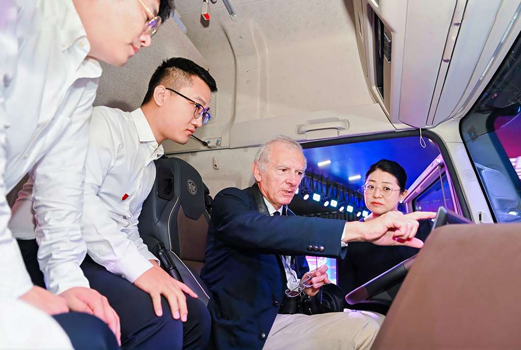 FAW Jiefang J7 Chuangling Edition Tractor Truck Grand Launch!
