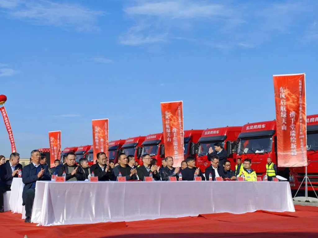 80 Dongfeng Tianlong Electric Traction Trucks Pave the Way for Green Transformation in Xinjiang