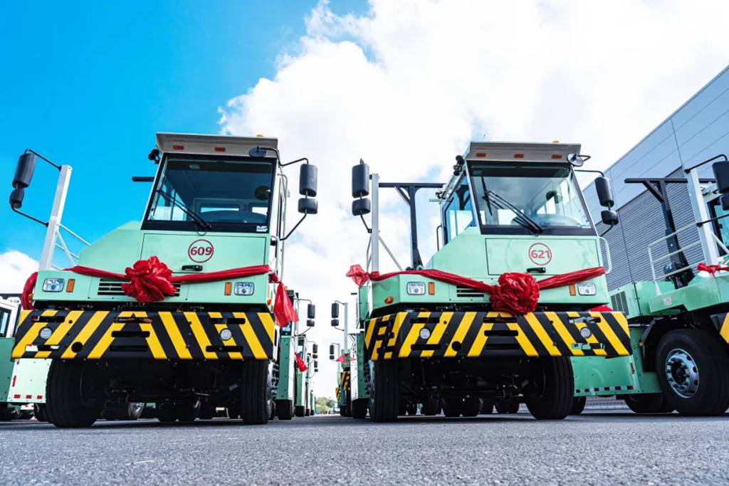 100 Farizon Pure Electric Offset Terminal Trucks Delivered to Zhejiang, Boosting Green Port Development