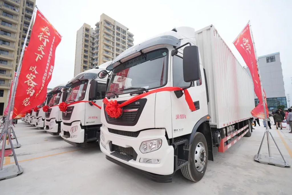 Delivery Moment | Dongkang D4.5 FE Assists! 100 Dongfeng Tianjin KR Trucks Delivered to Qiyu Logistics for Cross-Border E-Commerce