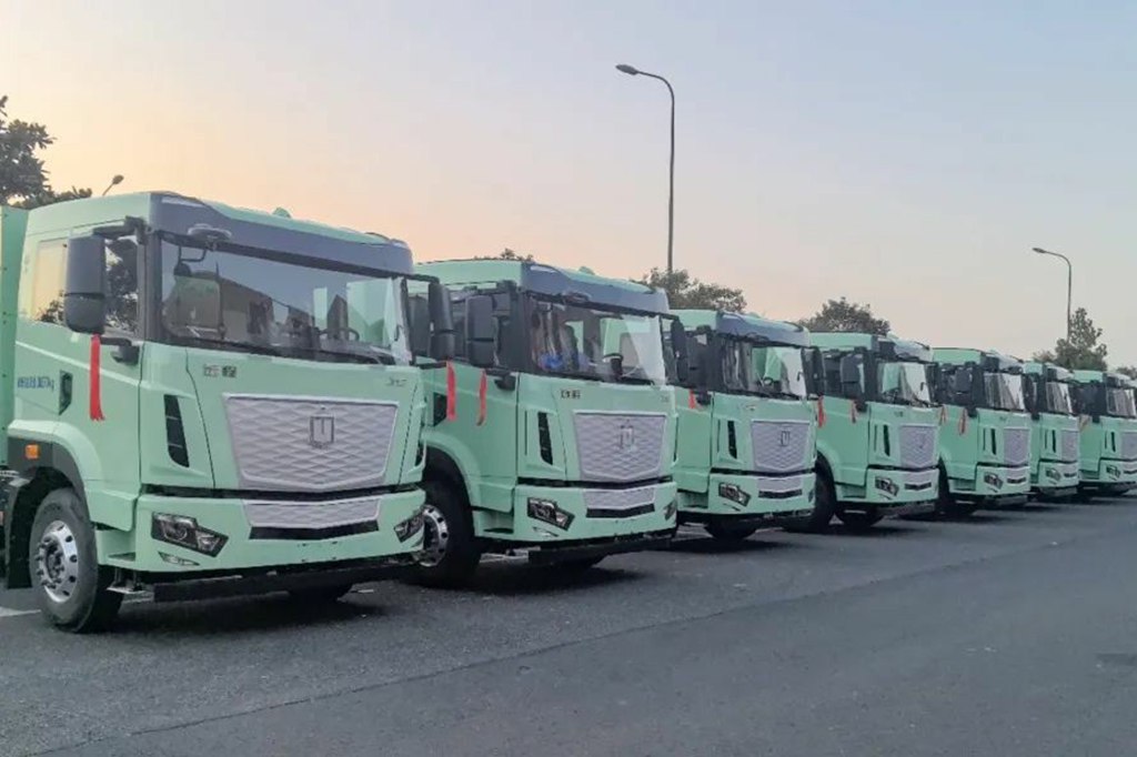 The long-range X7E-400 pure electric tractor was delivered to major customers in Jiangsu in batches, efficiently helping the green transportation of the port