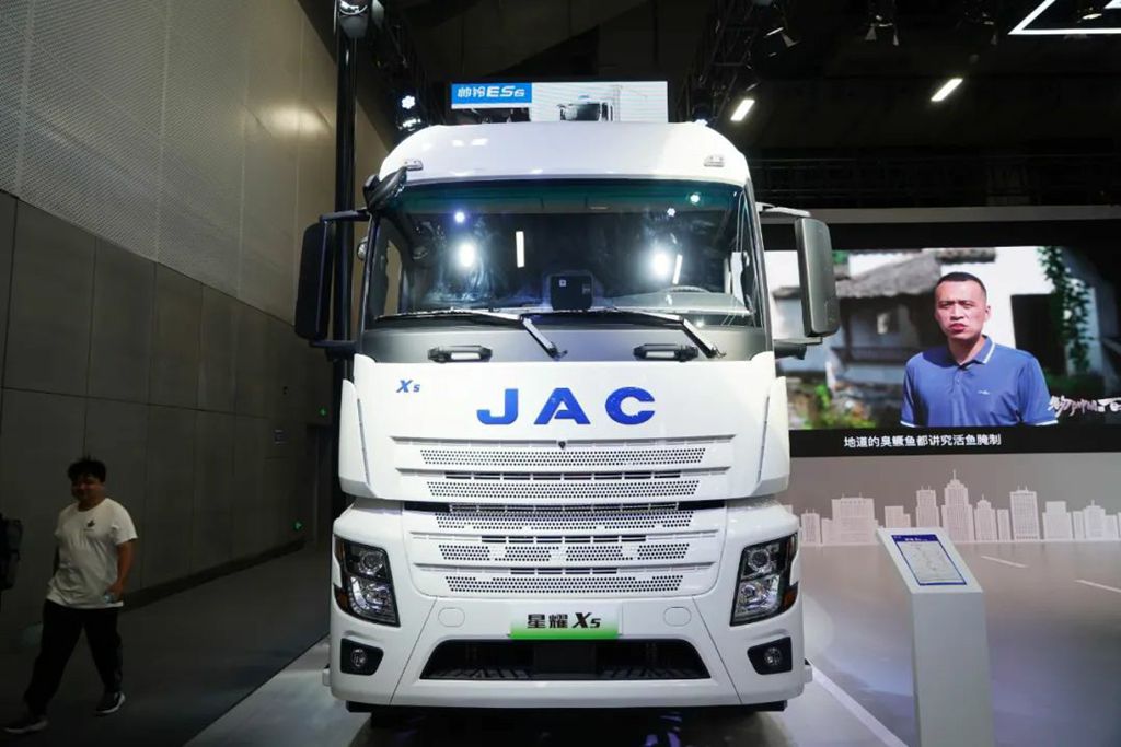 The Year-End Flagship of New Energy Heavy-Duty Trucks! JAC Star X5 Shines at the Guangzhou International Auto Show