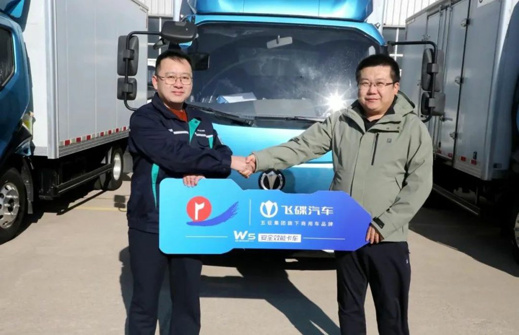 Feidi Motors & Yaowang Liquor Successfully Deliver Large Order of 121 Feidi W5 Fuel Logistics Vehicles!