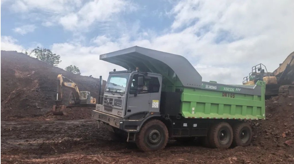 Serving Global Customers | Large-Scale Export of XCMG Electric Mining Trucks to Africa