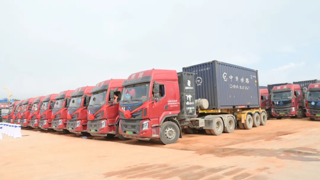 Low-Carbon Together, Starting the Road to the Future, Mass Delivery of Dongfeng Liuzhou Commercial Vehicle's Chenglong H5 New Energy Vehicles!