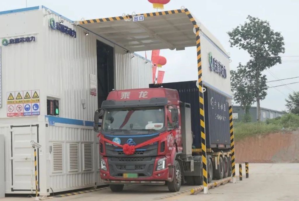Low-Carbon Together, Starting the Road to the Future, Mass Delivery of Dongfeng Liuzhou Commercial Vehicle's Chenglong H5 New Energy Vehicles!