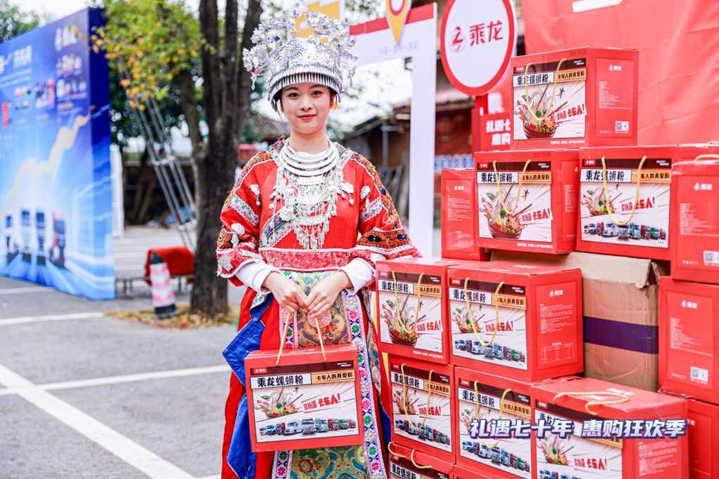 Chenglong Night Shines in Guiyang: H5 4x2 Extreme Dump Truck Makes a Stunning Debut
