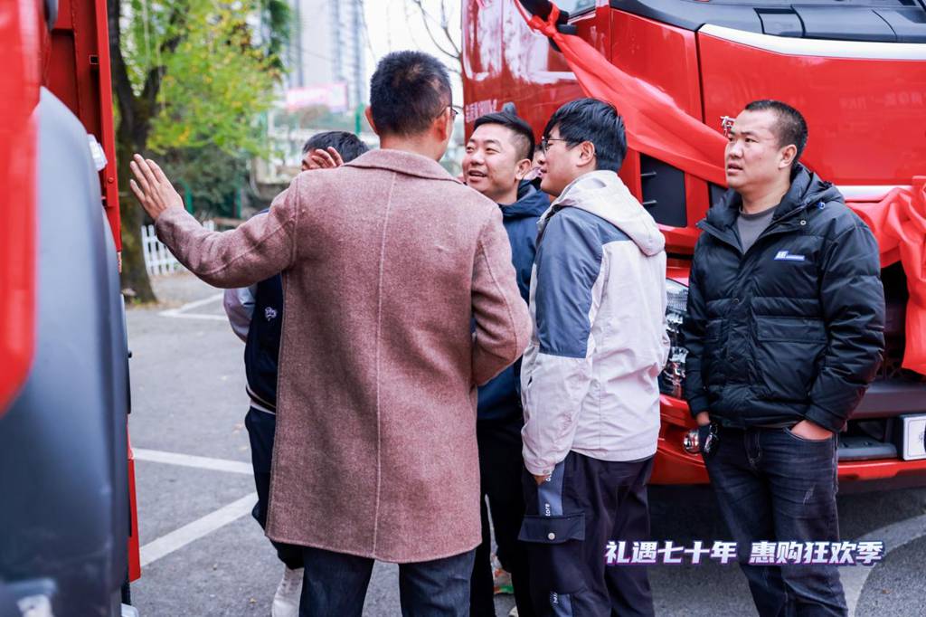 Chenglong Night Shines in Guiyang: H5 4x2 Extreme Dump Truck Makes a Stunning Debut