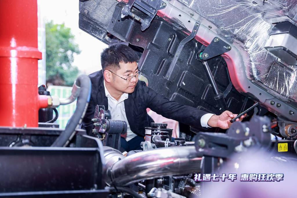 Chenglong Night Shines in Guiyang: H5 4x2 Extreme Dump Truck Makes a Stunning Debut