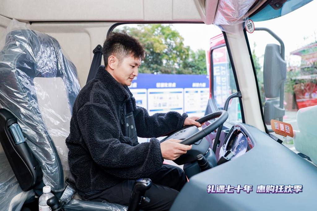 Chenglong Night Shines in Guiyang: H5 4x2 Extreme Dump Truck Makes a Stunning Debut