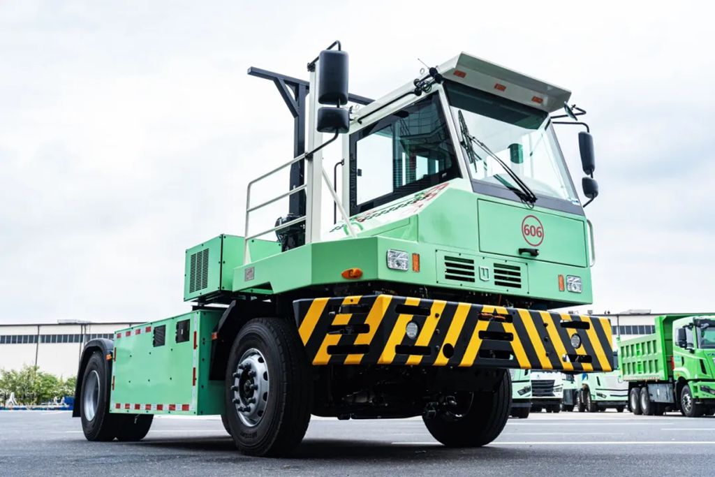 100 Farizon Pure Electric Offset Terminal Trucks Delivered to Zhejiang, Boosting Green Port Development