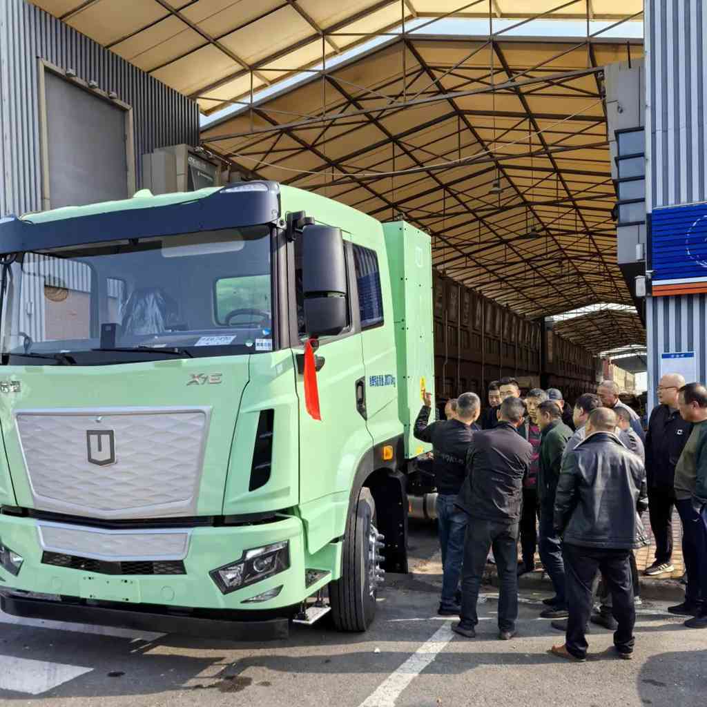 The long-range X7E-400 pure electric tractor was delivered to major customers in Jiangsu in batches, efficiently helping the green transportation of the port
