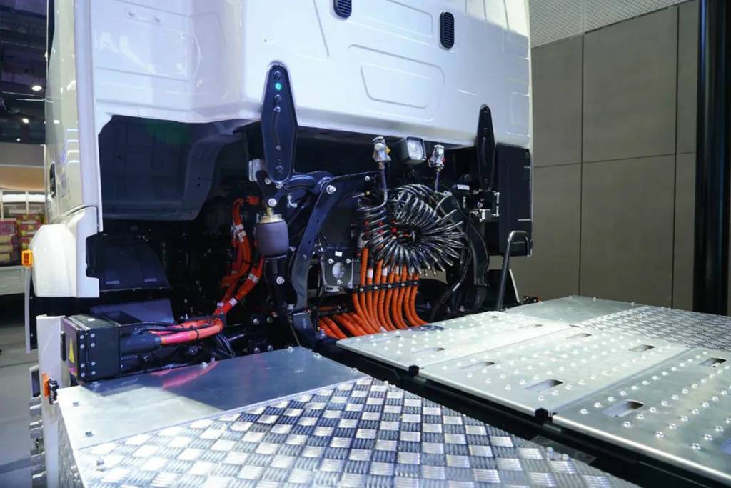 The Year-End Flagship of New Energy Heavy-Duty Trucks! JAC Star X5 Shines at the Guangzhou International Auto Show