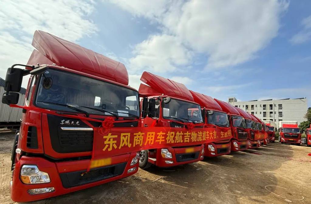 50 Dongfeng Tianlong Longqing Fuel-powered Tractor Trucks Delivered in Bulk, Shining in Chengdu
