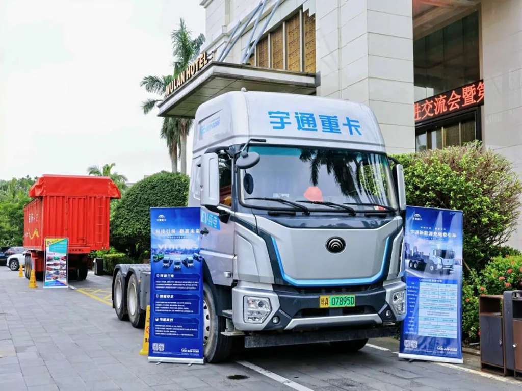 Strength in Evidence | Yutong Heavy Truck Wins the "Long Range Efficient Operation Pioneer Award", Empowering Customer Innovation for Success