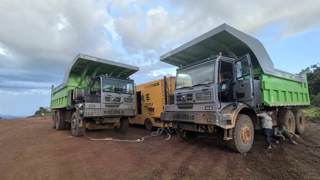 Serving Global Customers | Large-Scale Export of XCMG Electric Mining Trucks to Africa