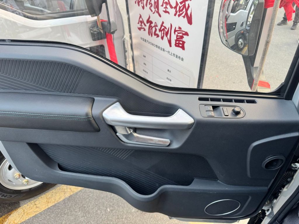 Chinese Light Trucks Begin to Adopt European Style? Spacious, Powerful, and the New HOWO Hanjiang Pro Light Truck Unveiled