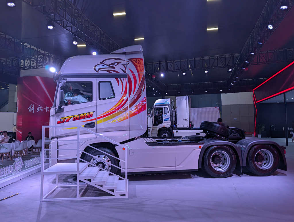 FAW Jiefang J7 Chuangling Edition Tractor Truck Grand Launch!