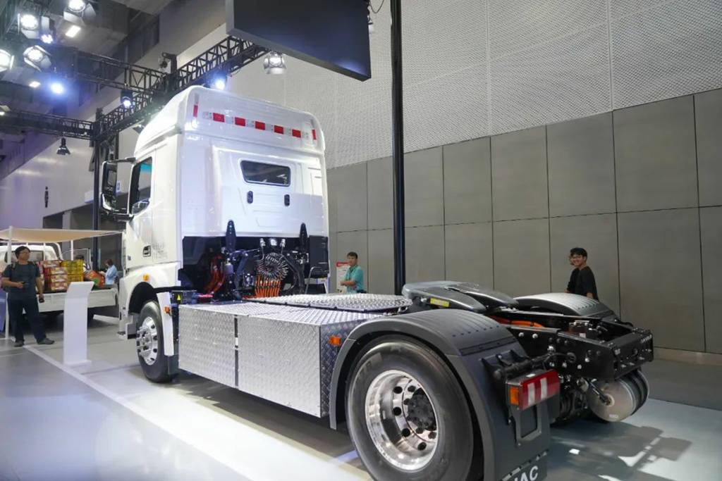 The Year-End Flagship of New Energy Heavy-Duty Trucks! JAC Star X5 Shines at the Guangzhou International Auto Show