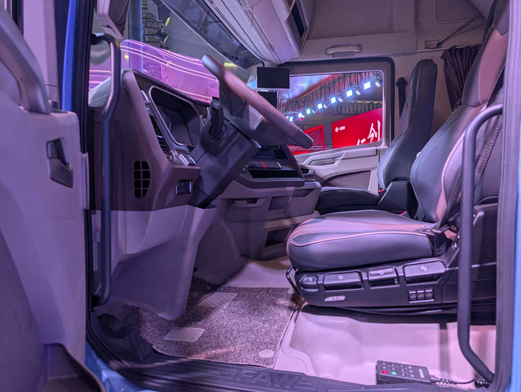 FAW Jiefang J7 Chuangling Edition Tractor Truck Grand Launch!