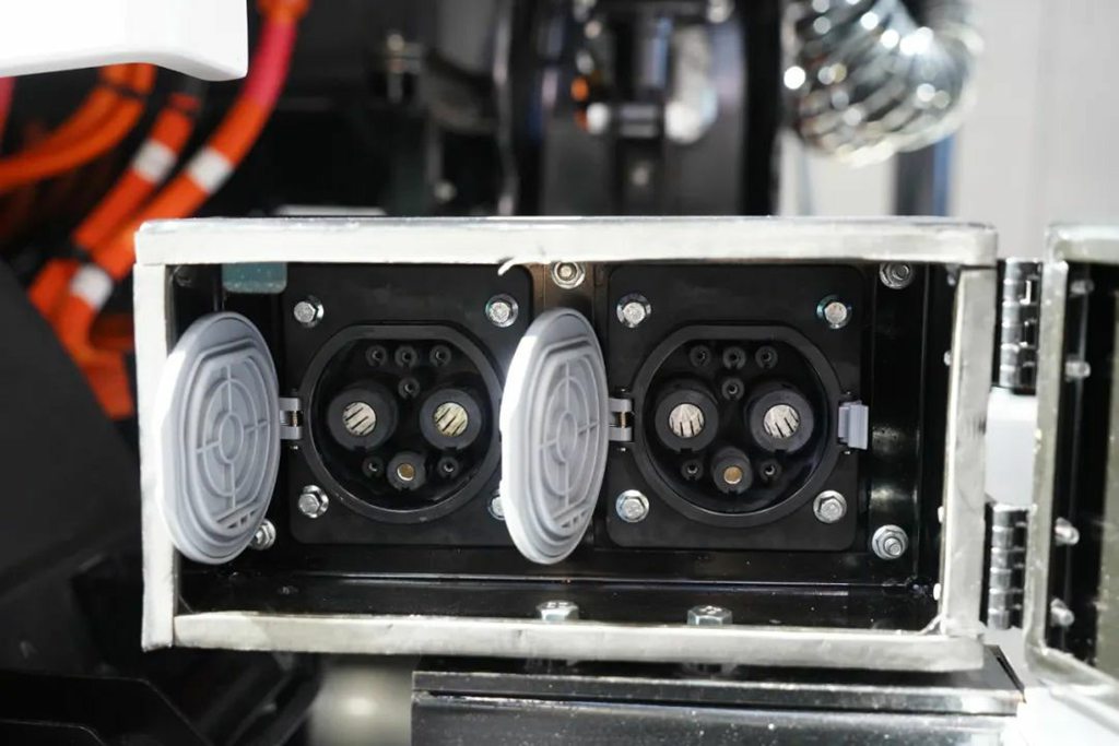 The Year-End Flagship of New Energy Heavy-Duty Trucks! JAC Star X5 Shines at the Guangzhou International Auto Show
