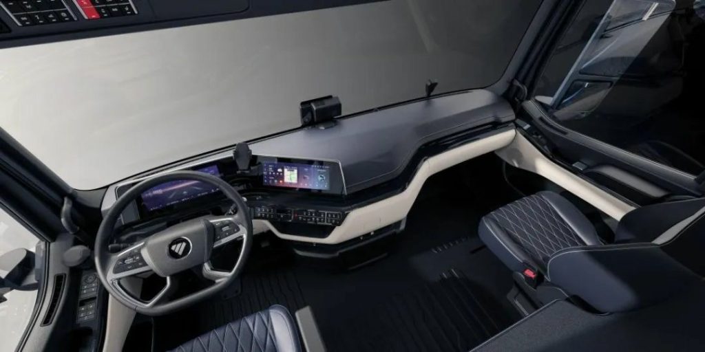 The New Luxury Heavy-Duty Truck King! The Auman Galaxy 7 Cockpit Upgrade: Perfect Integration of Technology, Intelligence, Comfort, and Safety